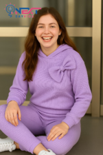 ⁦طقم بناتي مضلع قطعتين مع فيونكة أنيقة⁩ - الصورة ⁦8⁩