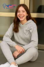 ⁦طقم بناتي مضلع قطعتين مع فيونكة أنيقة⁩ - الصورة ⁦5⁩